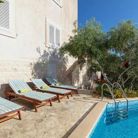 Lukrecia Hotel Supetar